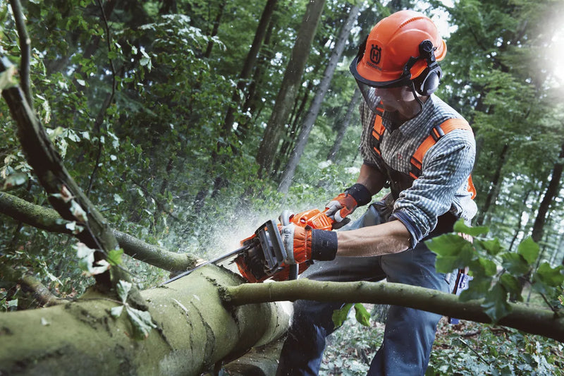 HUSQVARNA 555 Chain Saw - 59.8 CC - 4.16 HP