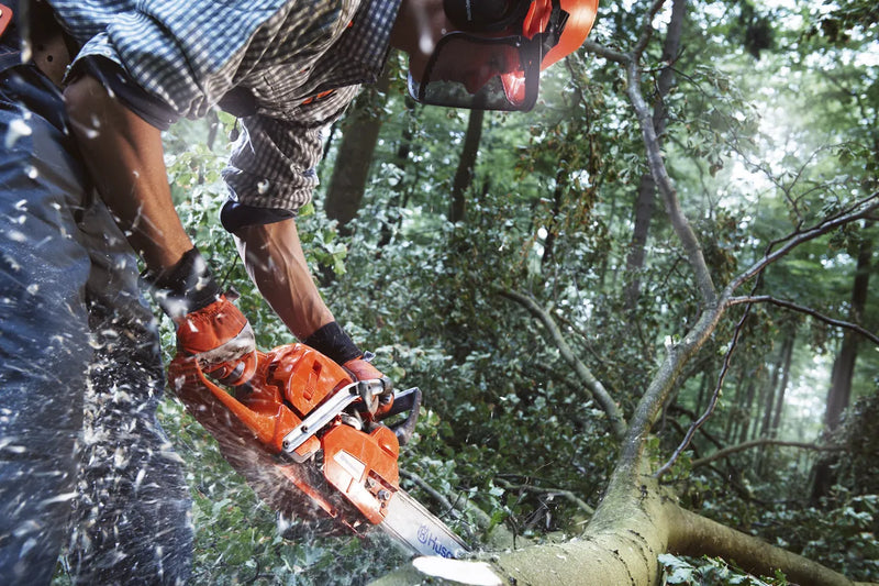 HUSQVARNA 555 Chain Saw - 59.8 CC - 4.16 HP