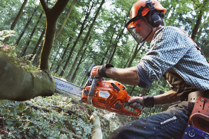 HUSQVARNA 555 Chain Saw - 59.8 CC - 4.16 HP