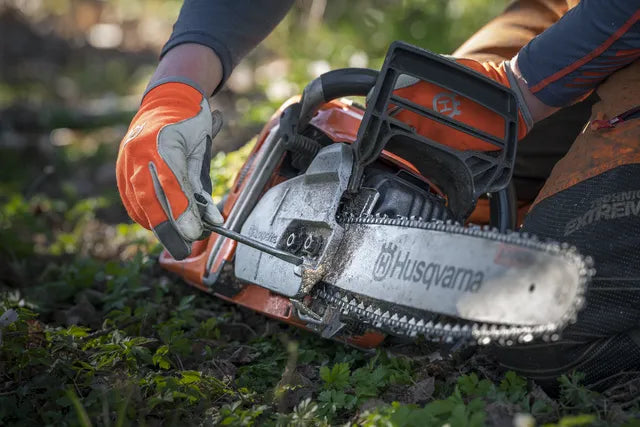 HUSQVARNA 555 Chain Saw - 59.8 CC - 4.16 HP